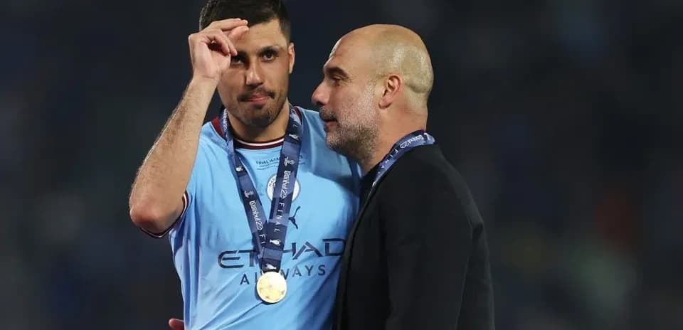 Jugador y entrenador celebrando con medallas tras partido