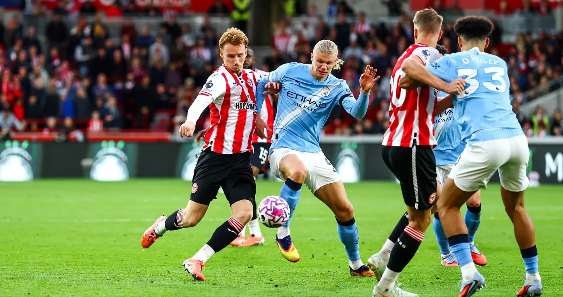 Acción entre Manchester City y Brentford en partido