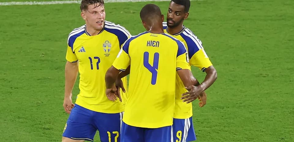Jugadores de Suecia celebrando en el campo de juego