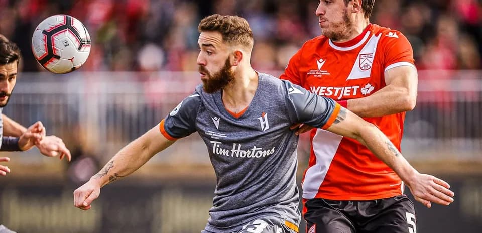 Jugadores de Forge y Cavalry FC en acción