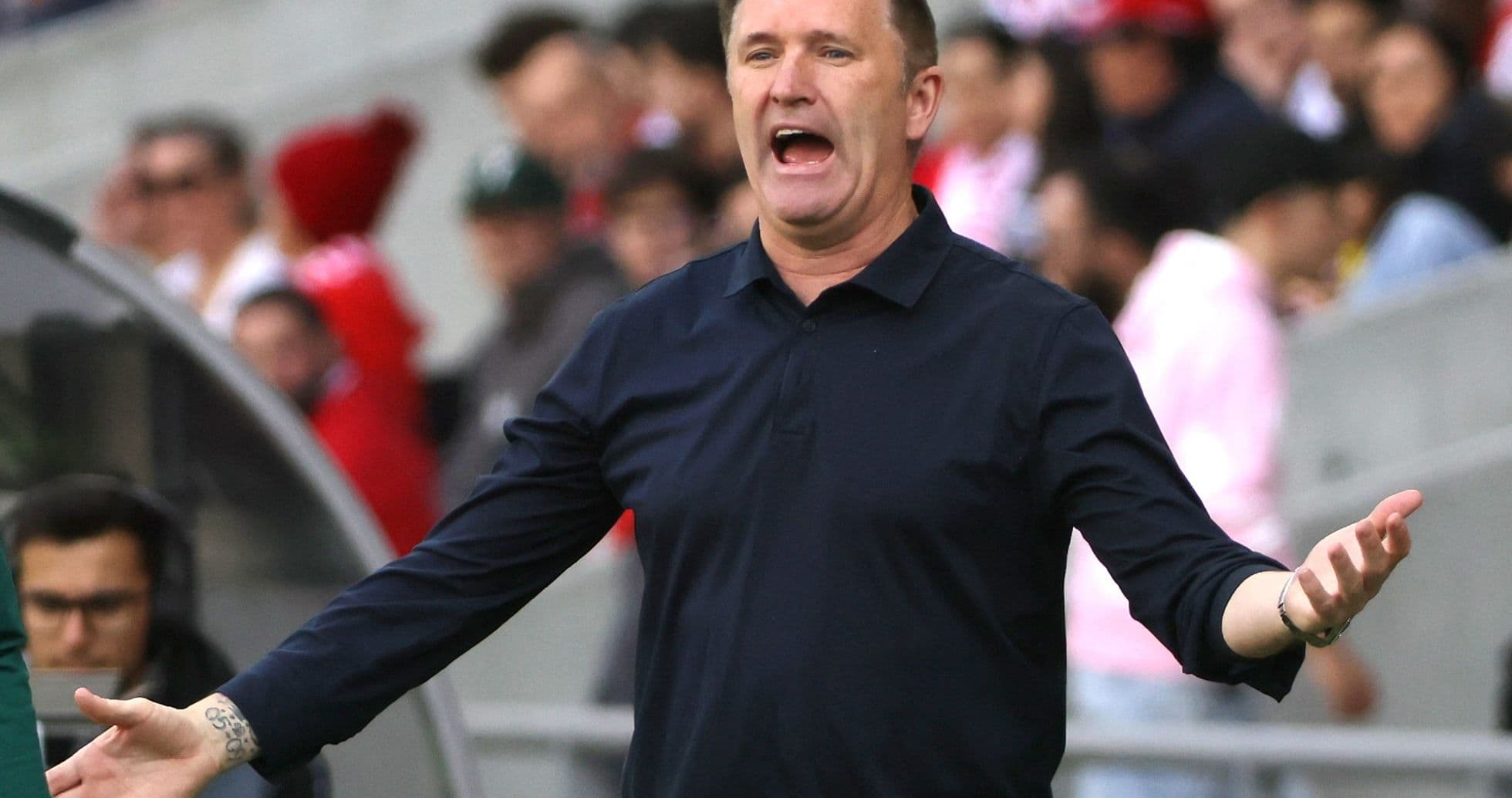 Entrenador dirigiendo al equipo desde la línea de banda