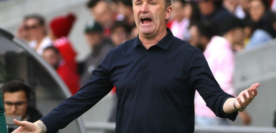 Entrenador dirigiendo al equipo desde la línea de banda