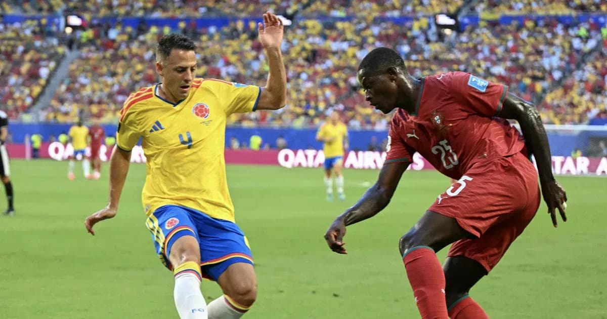 Jugadores de Colombia y Marruecos luchando por el balón