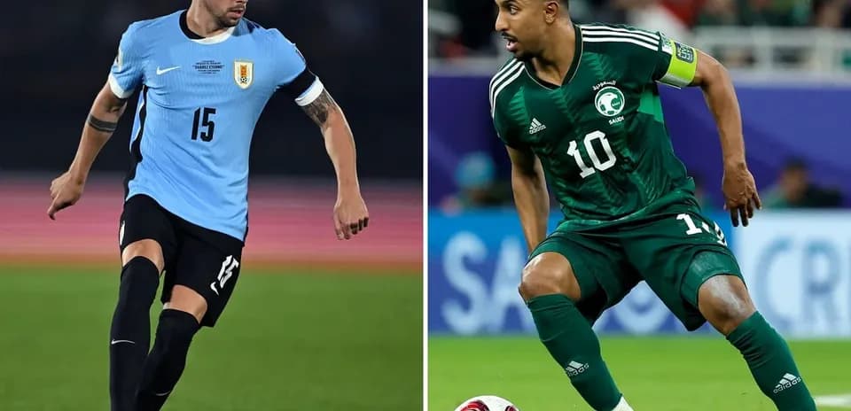 Jugadores de Arabia Saudita y Uruguay en el partido