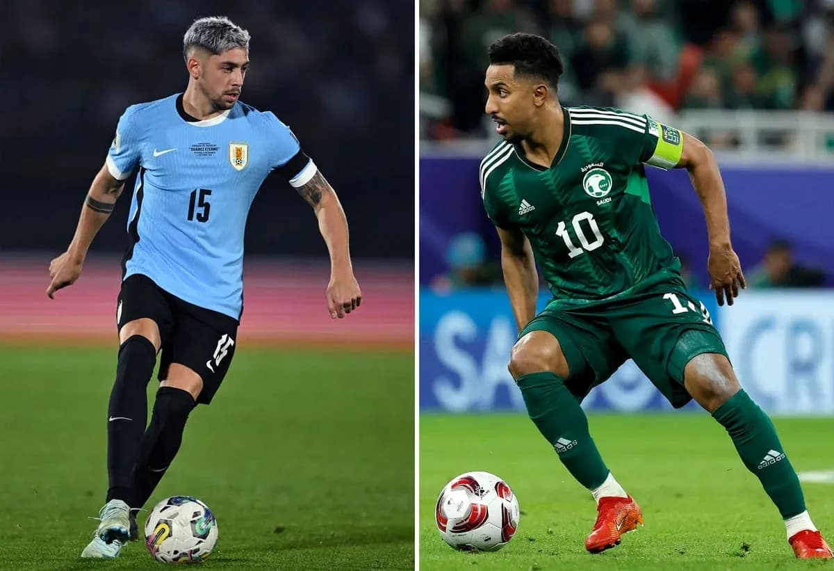 Jugadores de Arabia Saudita y Uruguay en el partido