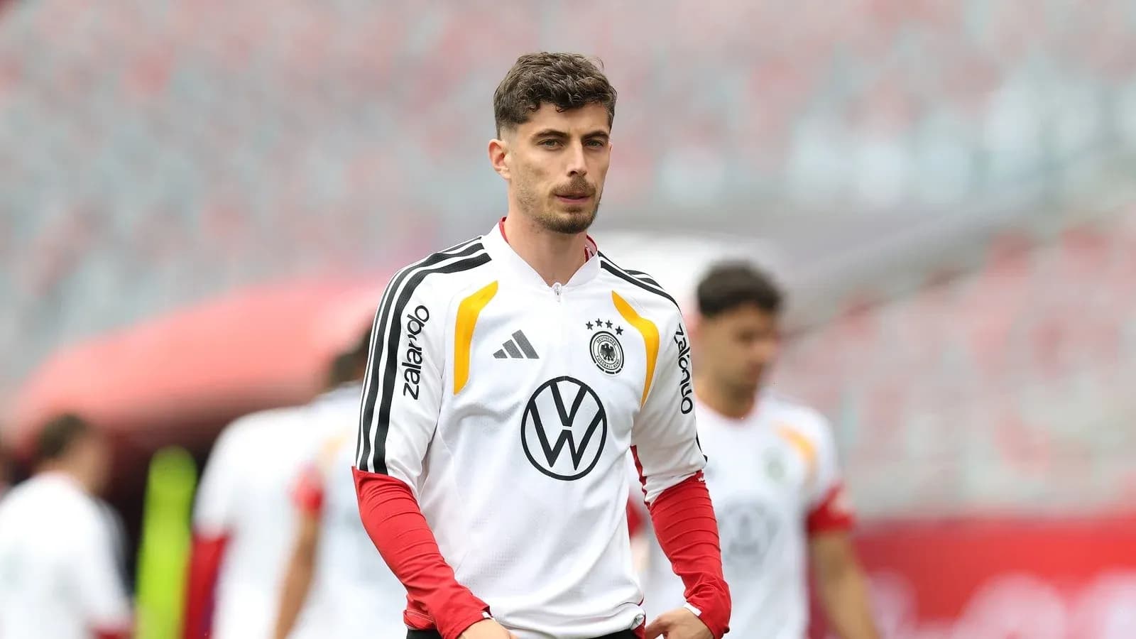 Jugador de Alemania caminando durante el calentamiento