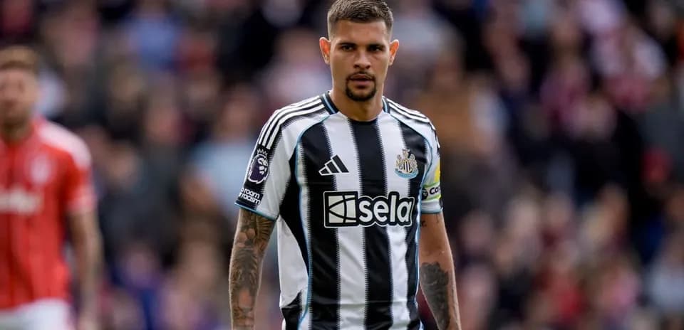Jugador de Newcastle con camiseta a rayas en el campo