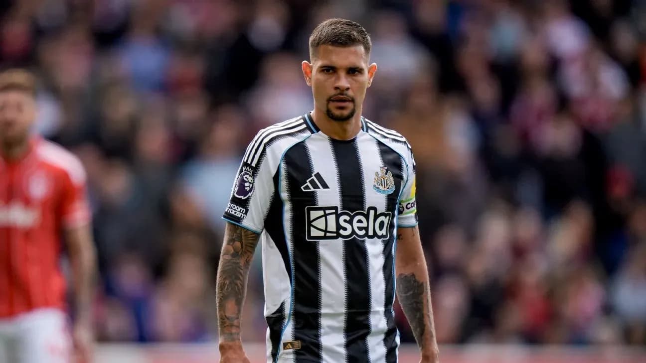 Jugador de Newcastle con camiseta a rayas en el campo
