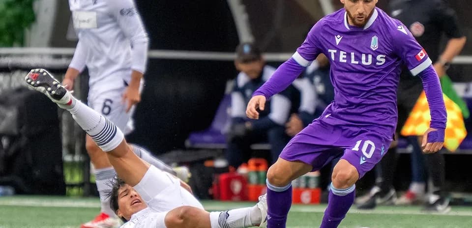 Jugador de Vancouver FC esquivando a un oponente