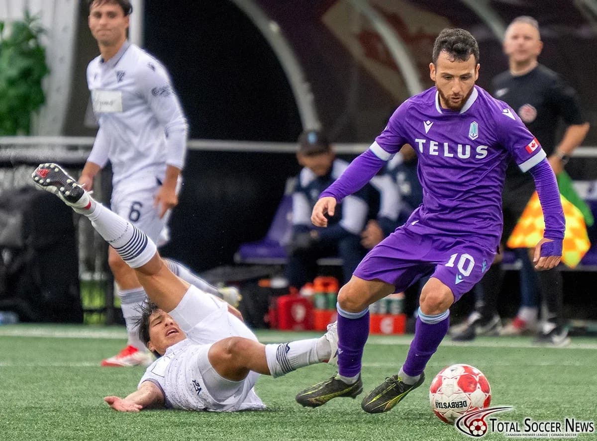 Jugador de Vancouver FC esquivando a un oponente