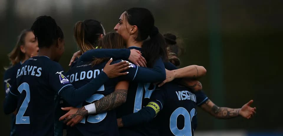 Jugadoras de Lazio W celebrando un gol