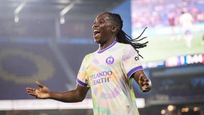 Jugador celebrando en el estadio durante el partido