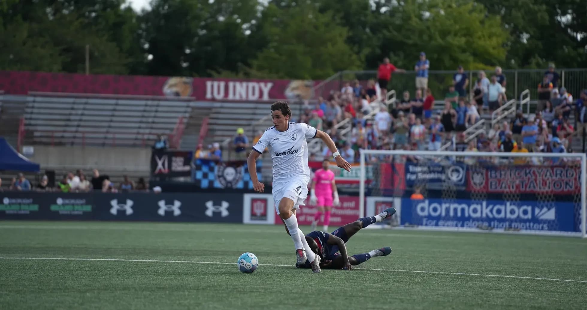 Jugador de Indy Eleven en acción durante el partido