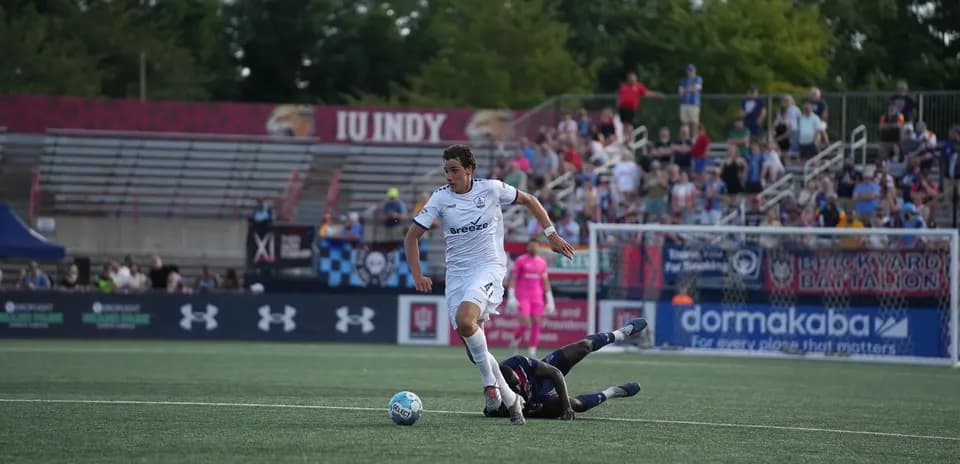 Jugador de Indy Eleven en acción durante el partido