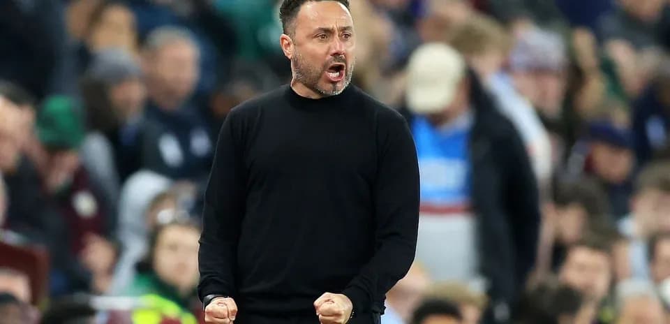 Entrenador celebrando durante un partido en el estadio