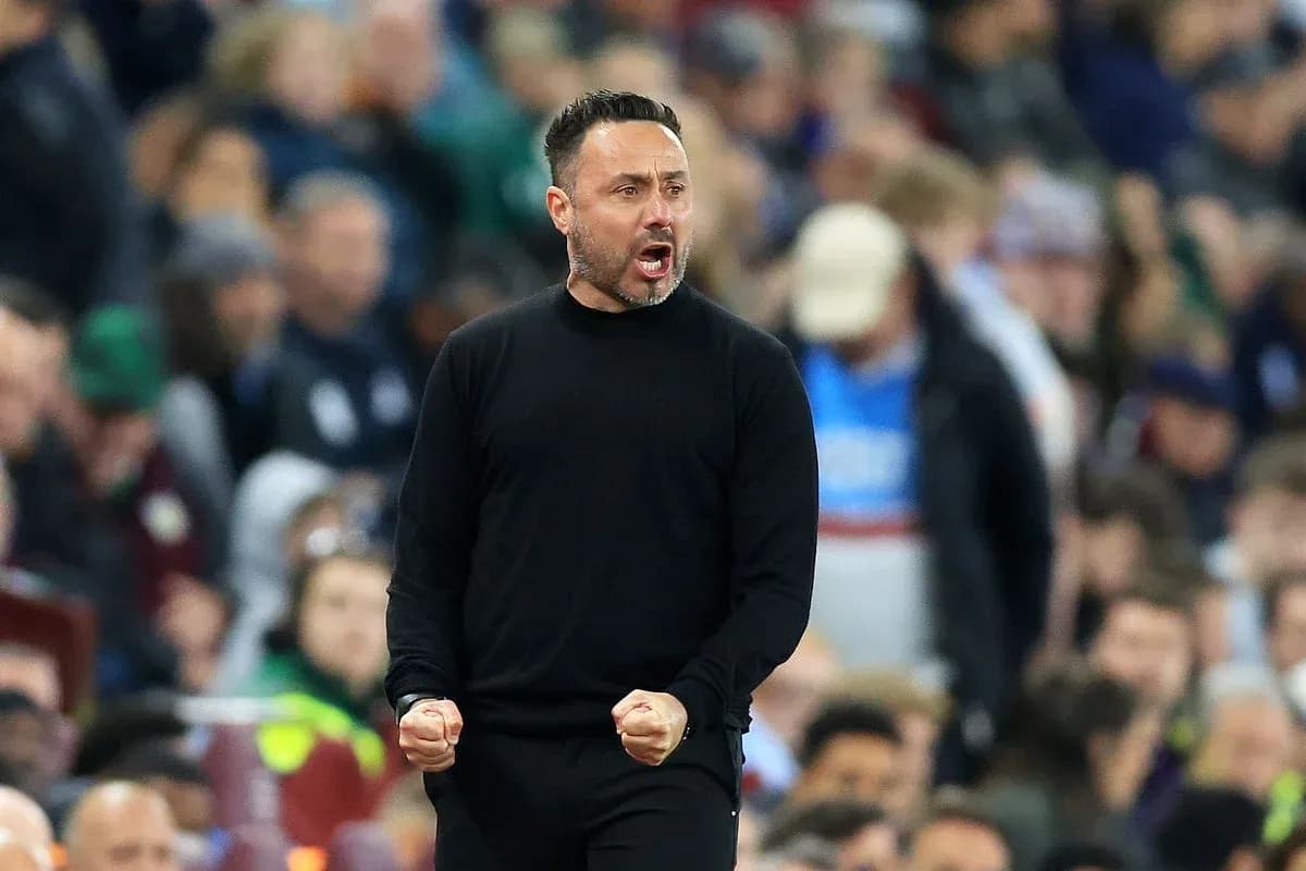 Entrenador celebrando durante un partido en el estadio