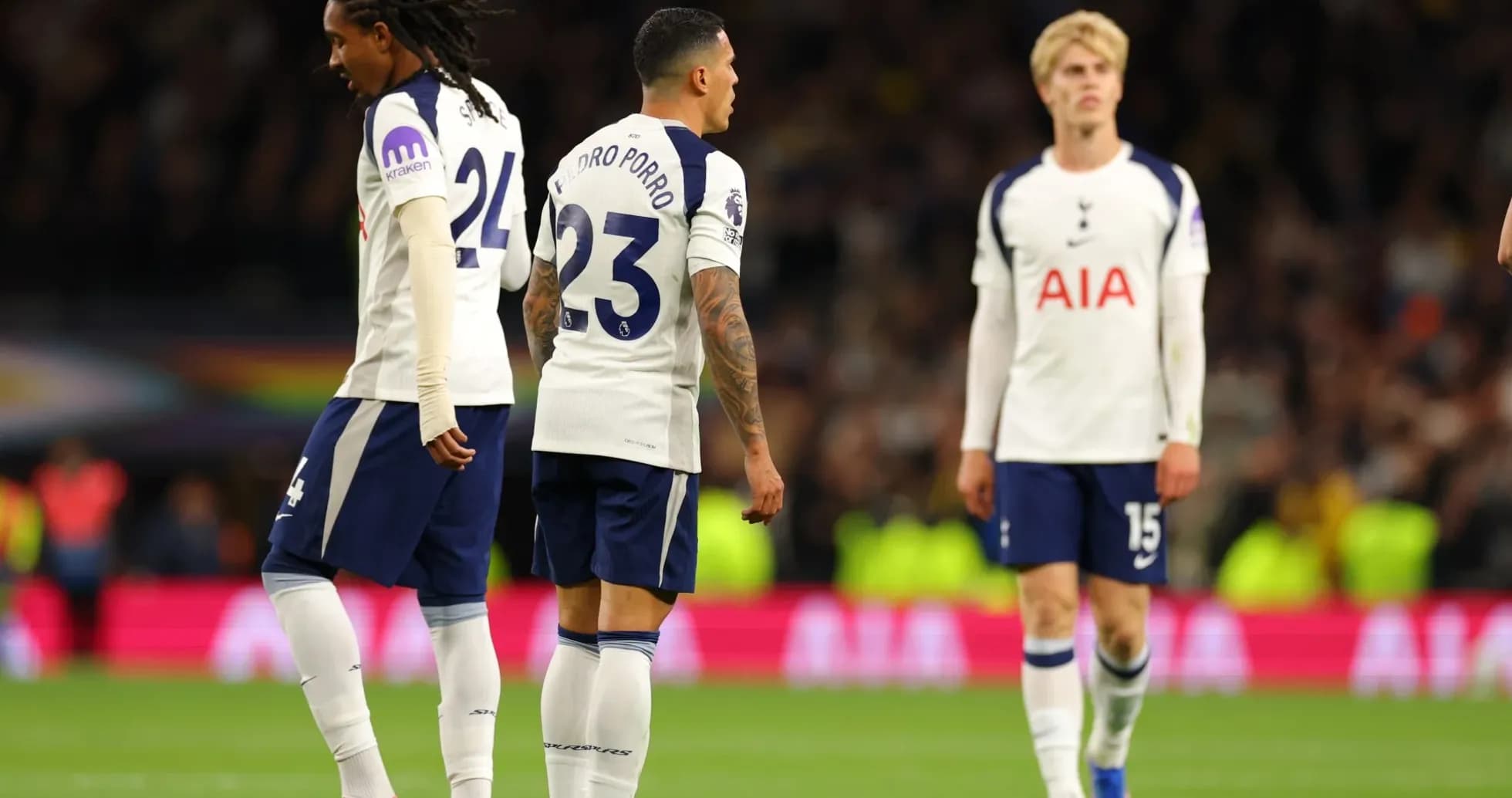 Jugadores del Tottenham en el campo durante el partido