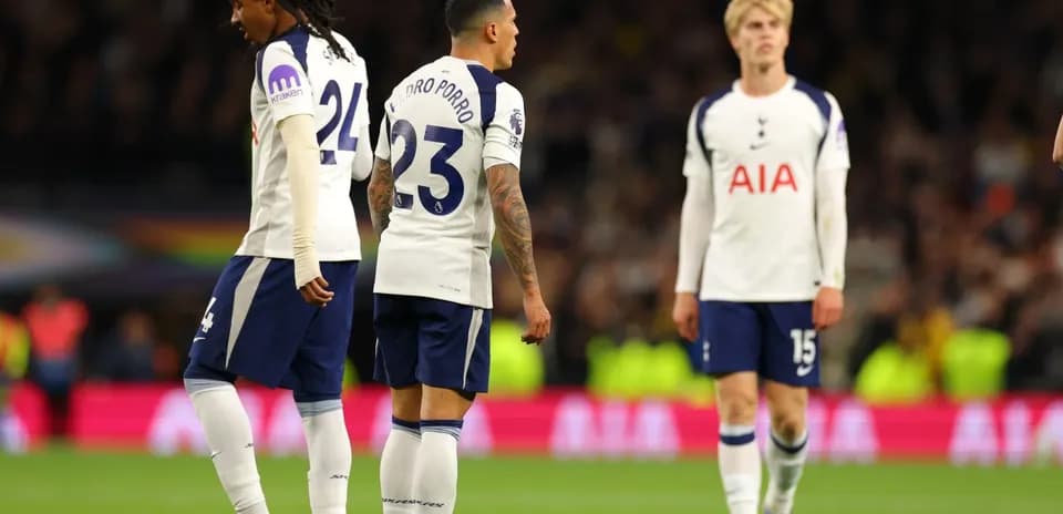 Jugadores del Tottenham en el campo durante el partido
