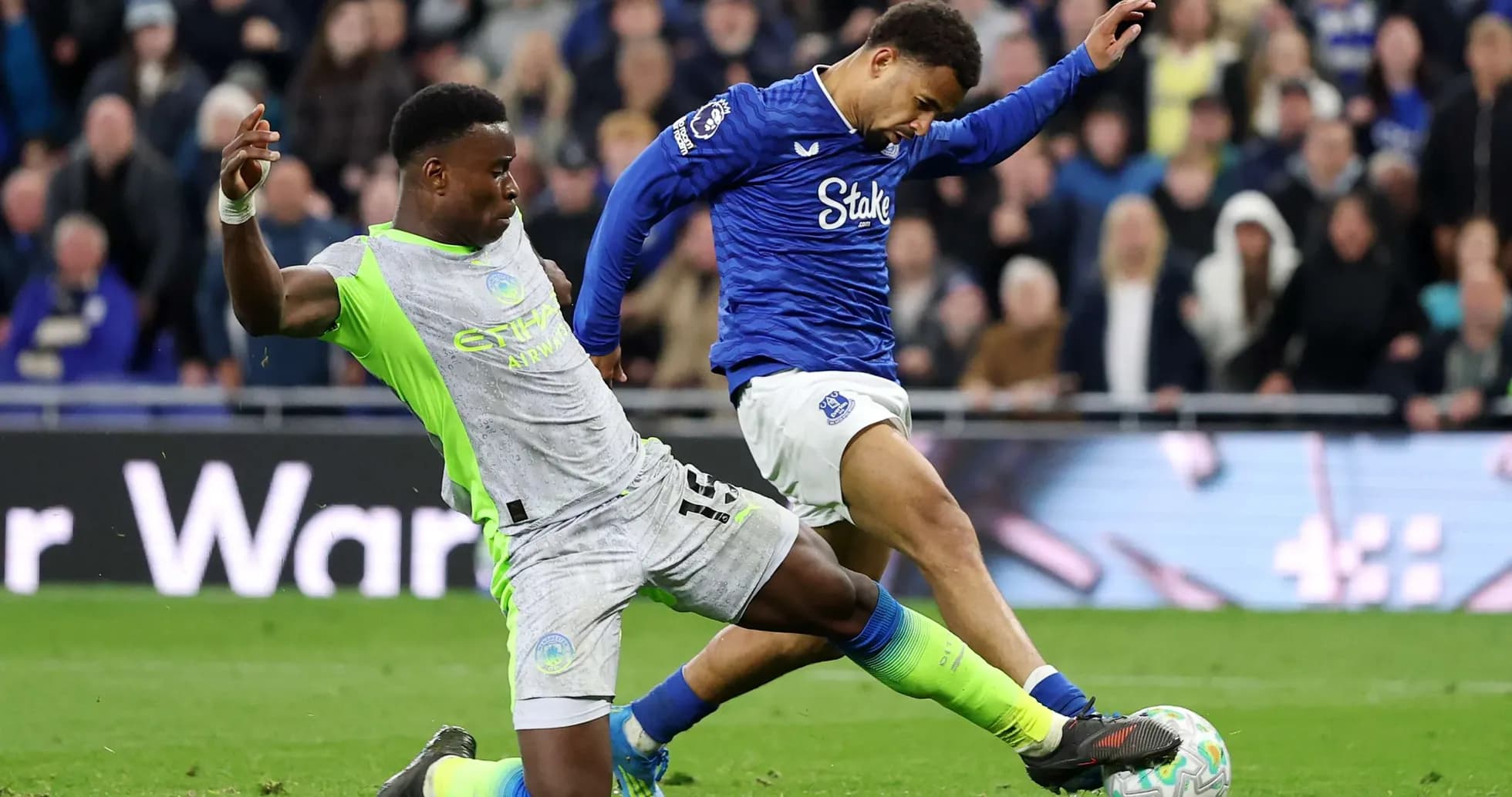 Jugador de Everton deslizándose para el balón