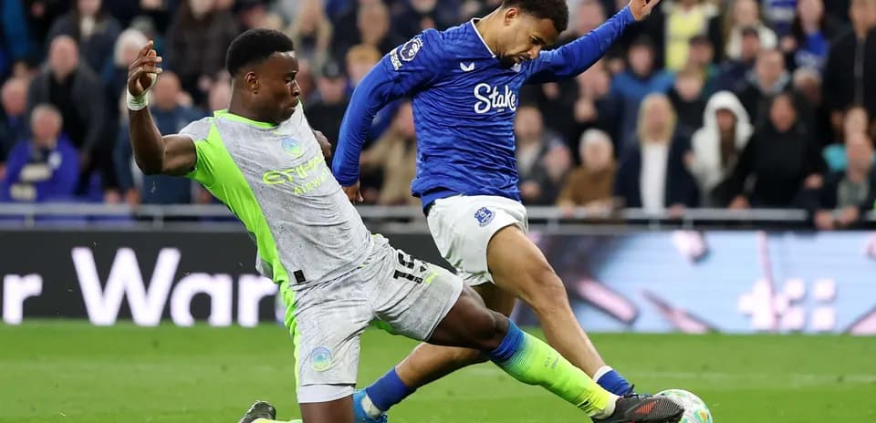 Jugador de Everton deslizándose para el balón