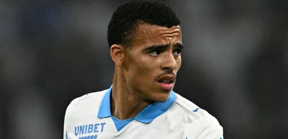 Jugador de fútbol con camiseta blanca en acción