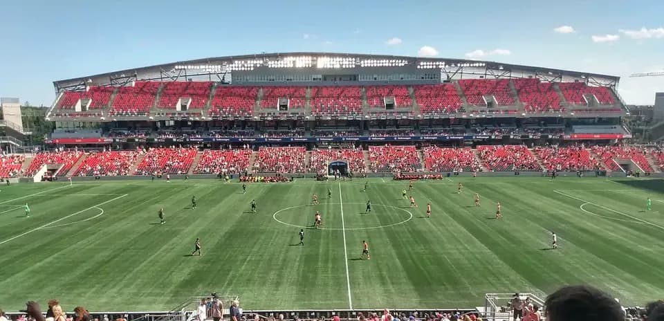 Partido de fútbol en el estadio lleno