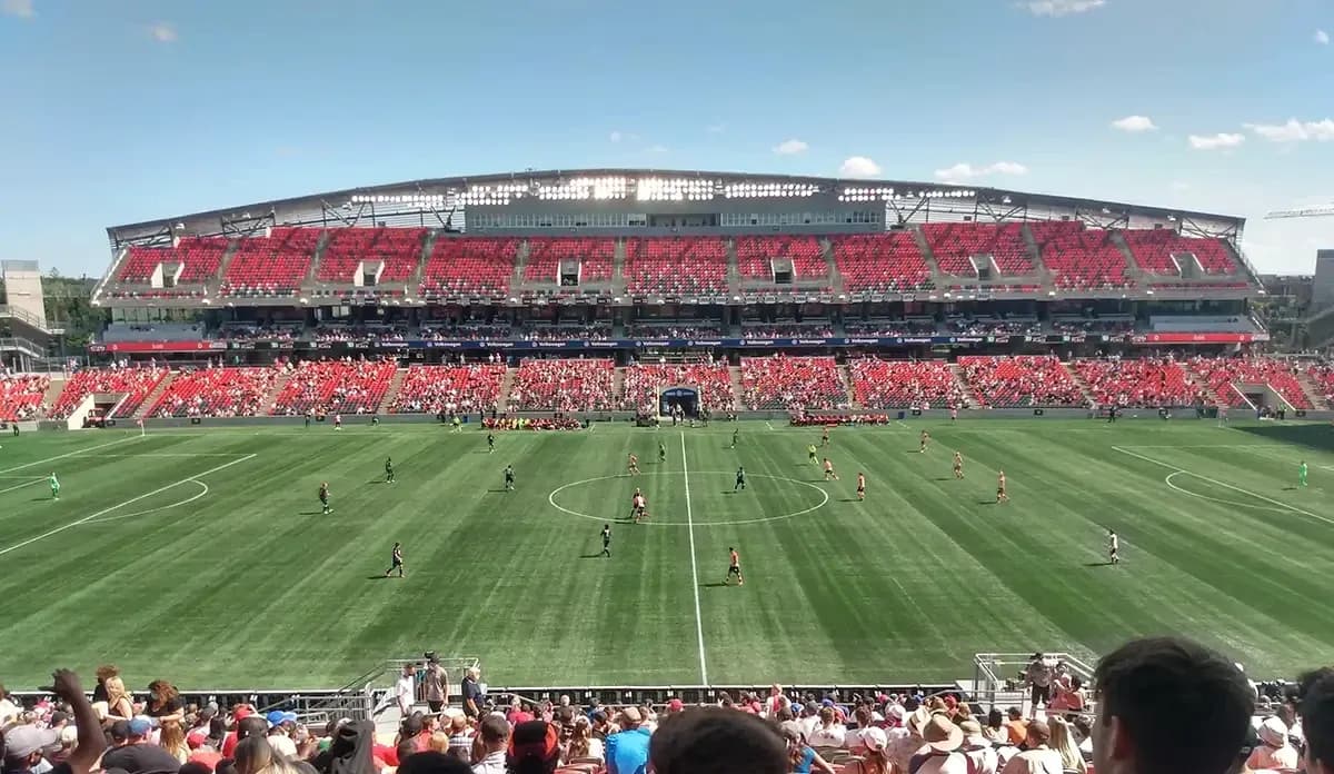 Partido de fútbol en el estadio lleno