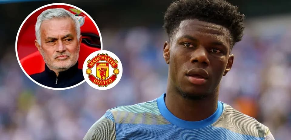Jugador con camiseta de portero y logo de Manchester United