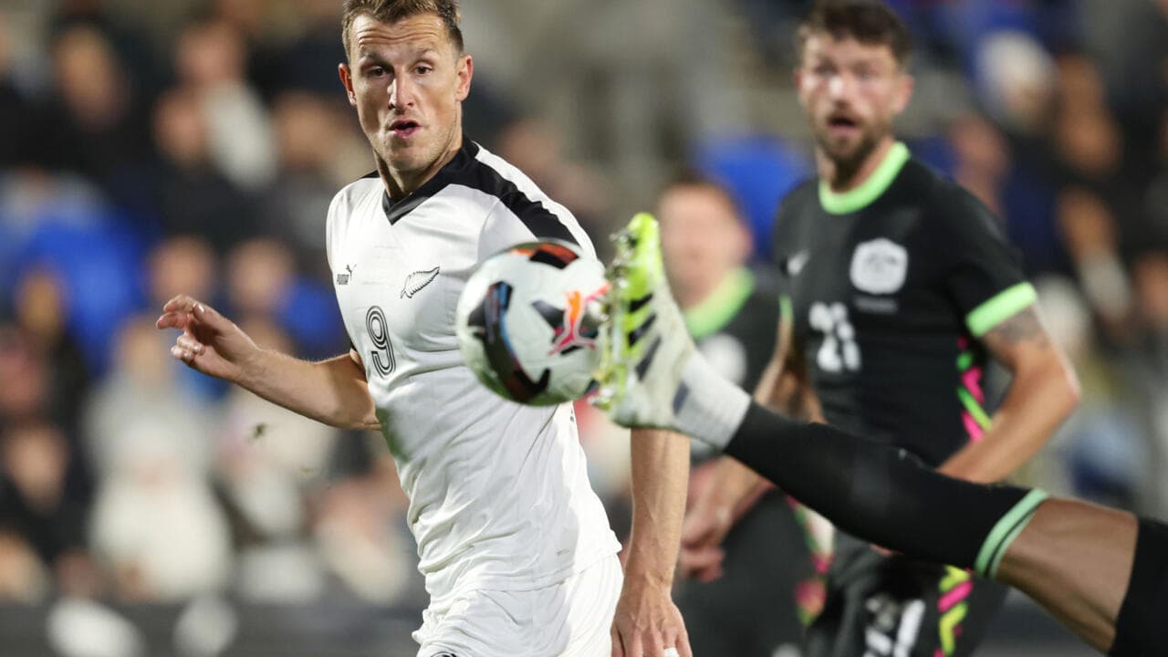 Jugador de Nueva Zelanda esquivando un balón en el partido