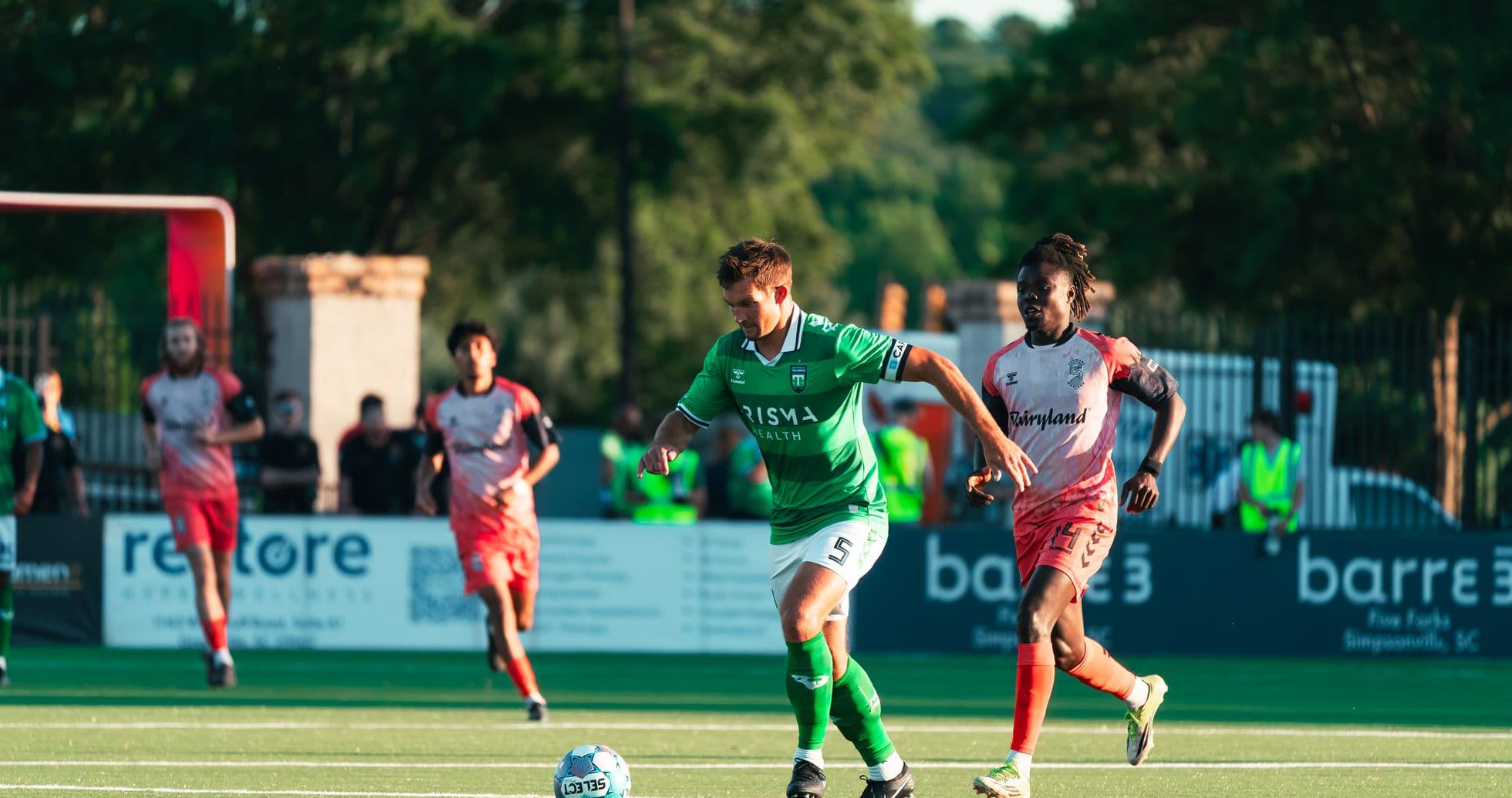 Jugador con balón durante partido de fútbol