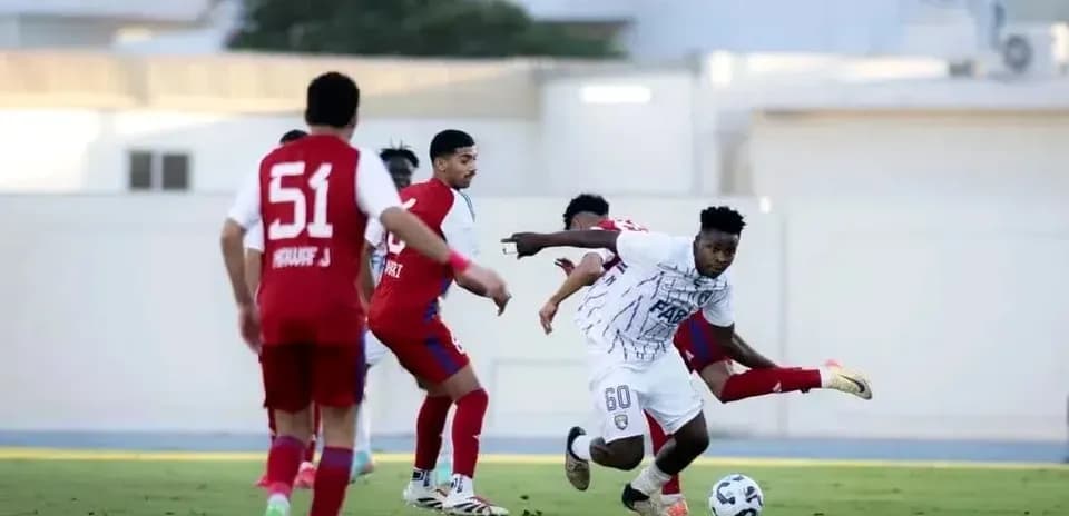 Jugador del Dibba Al Fujairah U23 con el balón