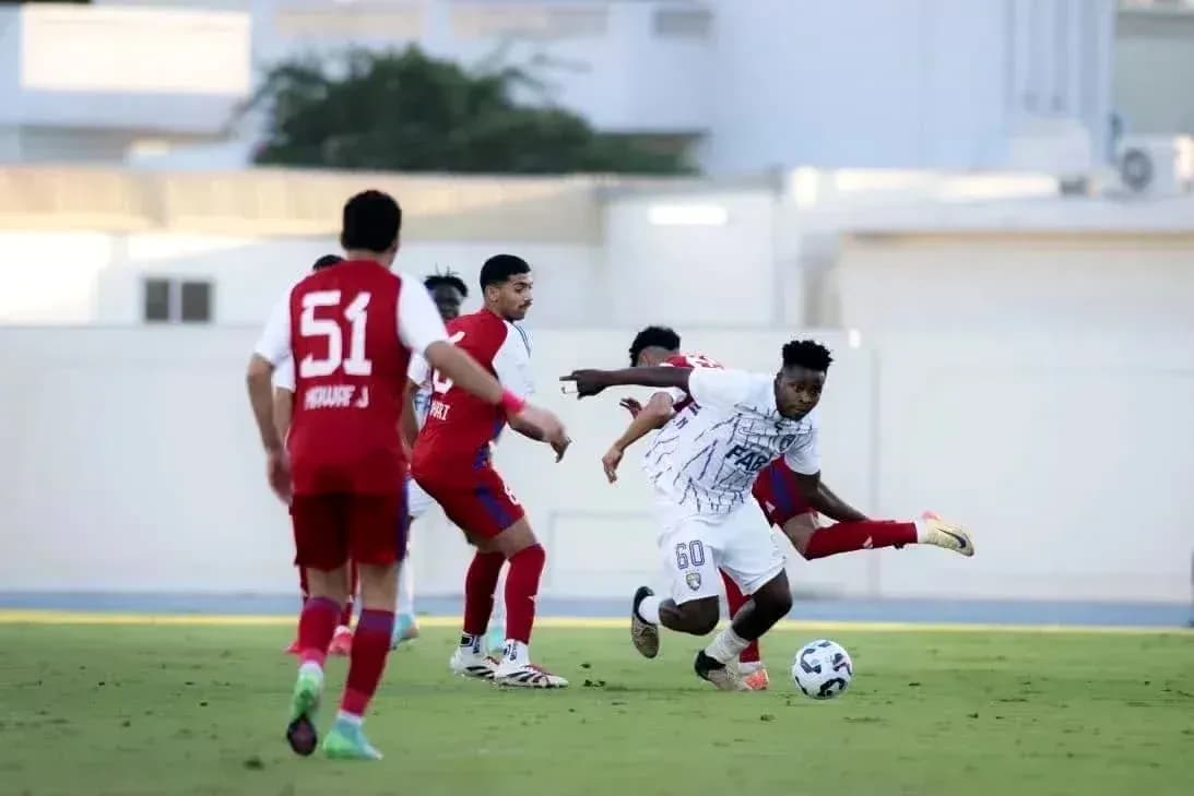 Jugador del Dibba Al Fujairah U23 con el balón