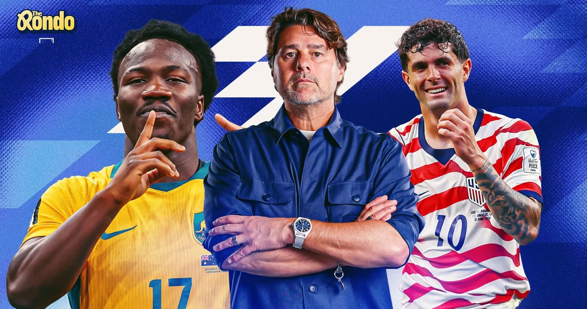 Tres futbolistas posando en fondo azul