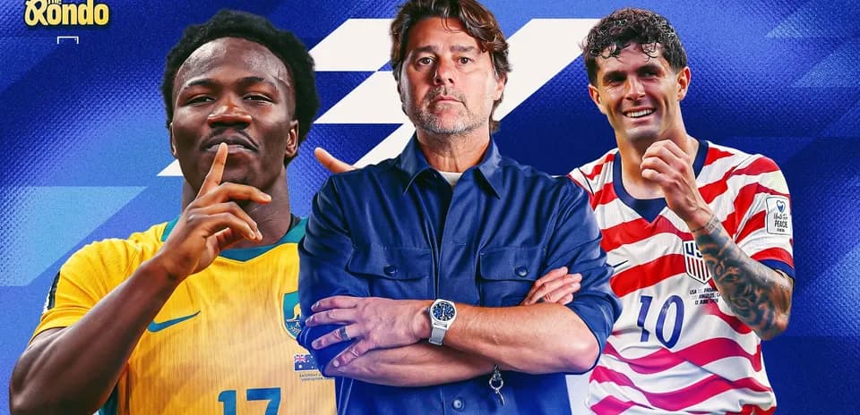 Tres futbolistas posando en fondo azul