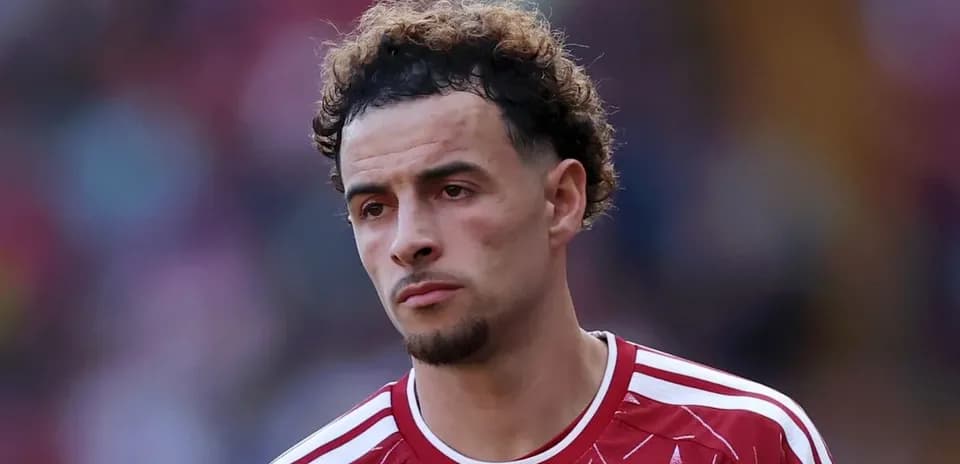 Jugador con camiseta roja en el campo