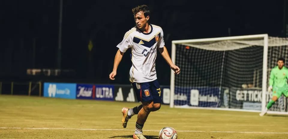 Jugador de Real Monarchs en acción durante el partido