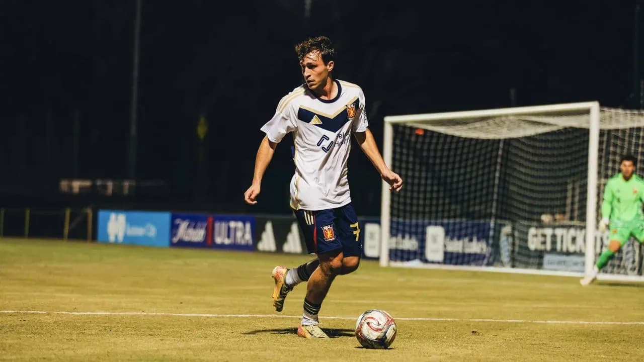 Jugador de Real Monarchs en acción durante el partido