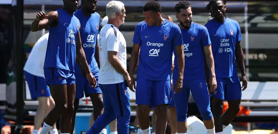 Jugadores de Francia entrenando con el entrenador