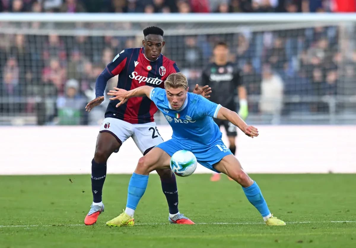 Jugadores de Napoli y Bologna luchando por el balón