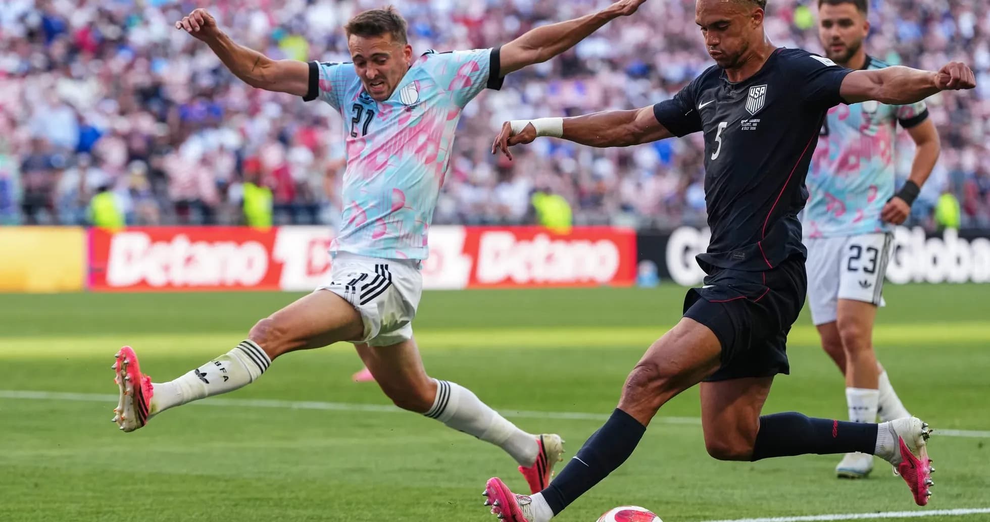 Jugador estadounidense disparando a la portería