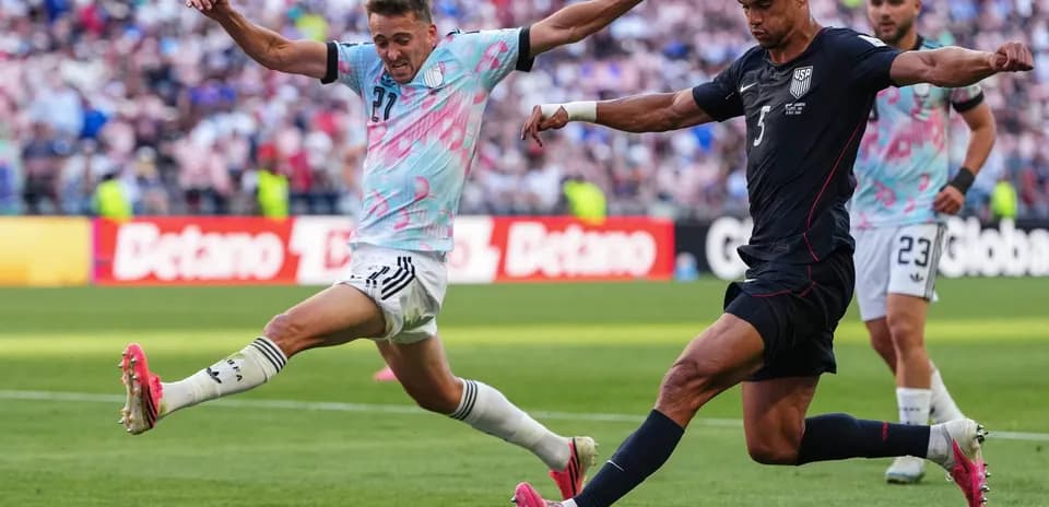 Jugador estadounidense disparando a la portería