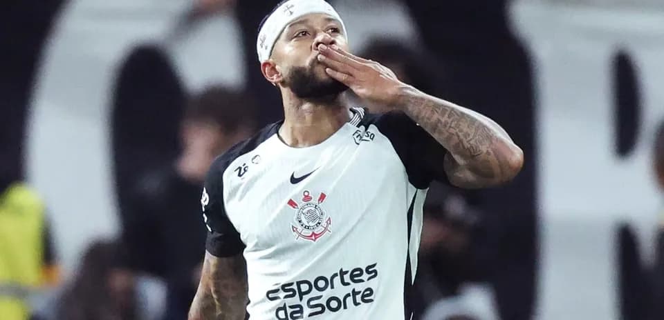Jugador de Corinthians besando su mano tras anotar