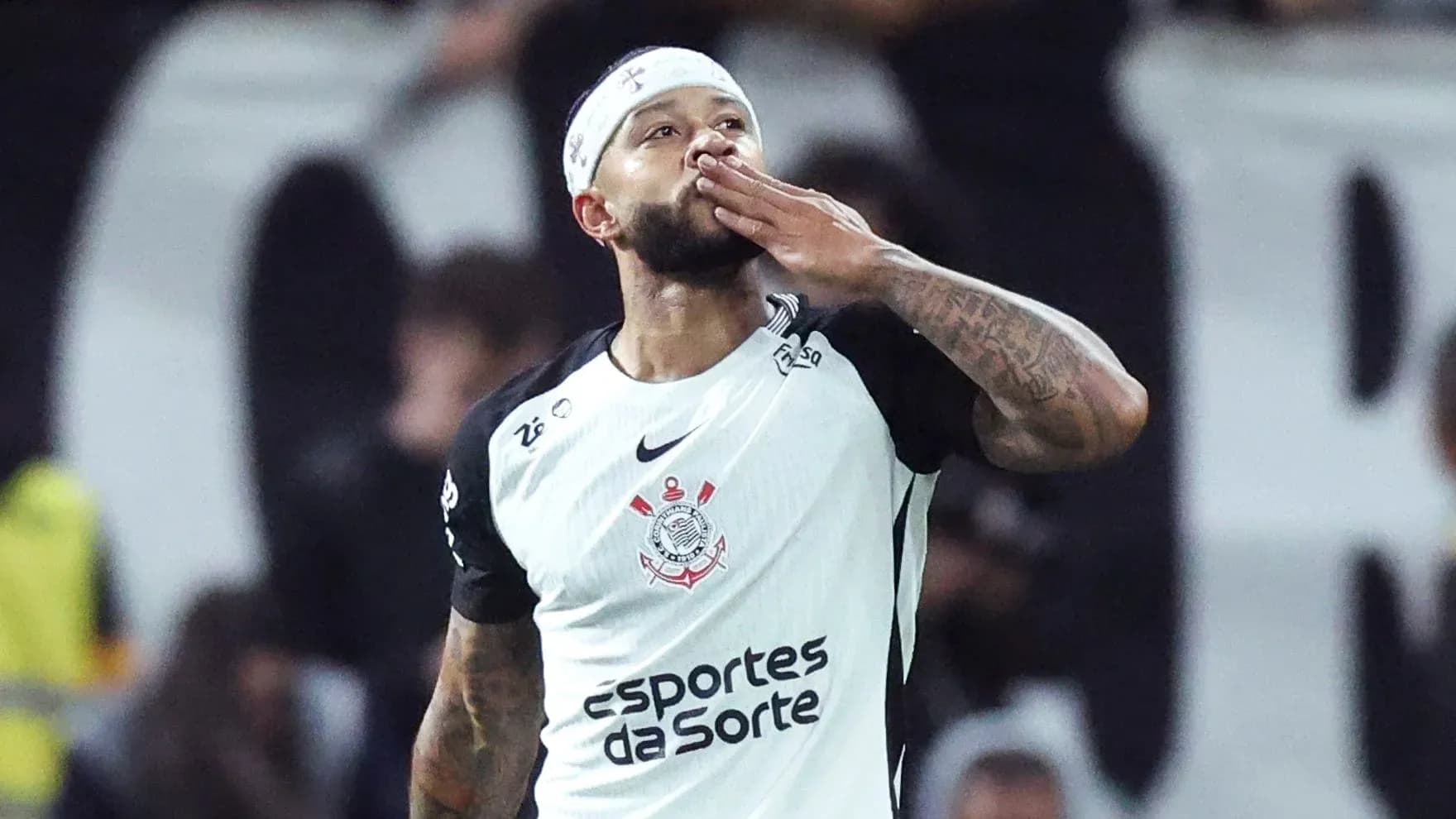 Jugador de Corinthians besando su mano tras anotar