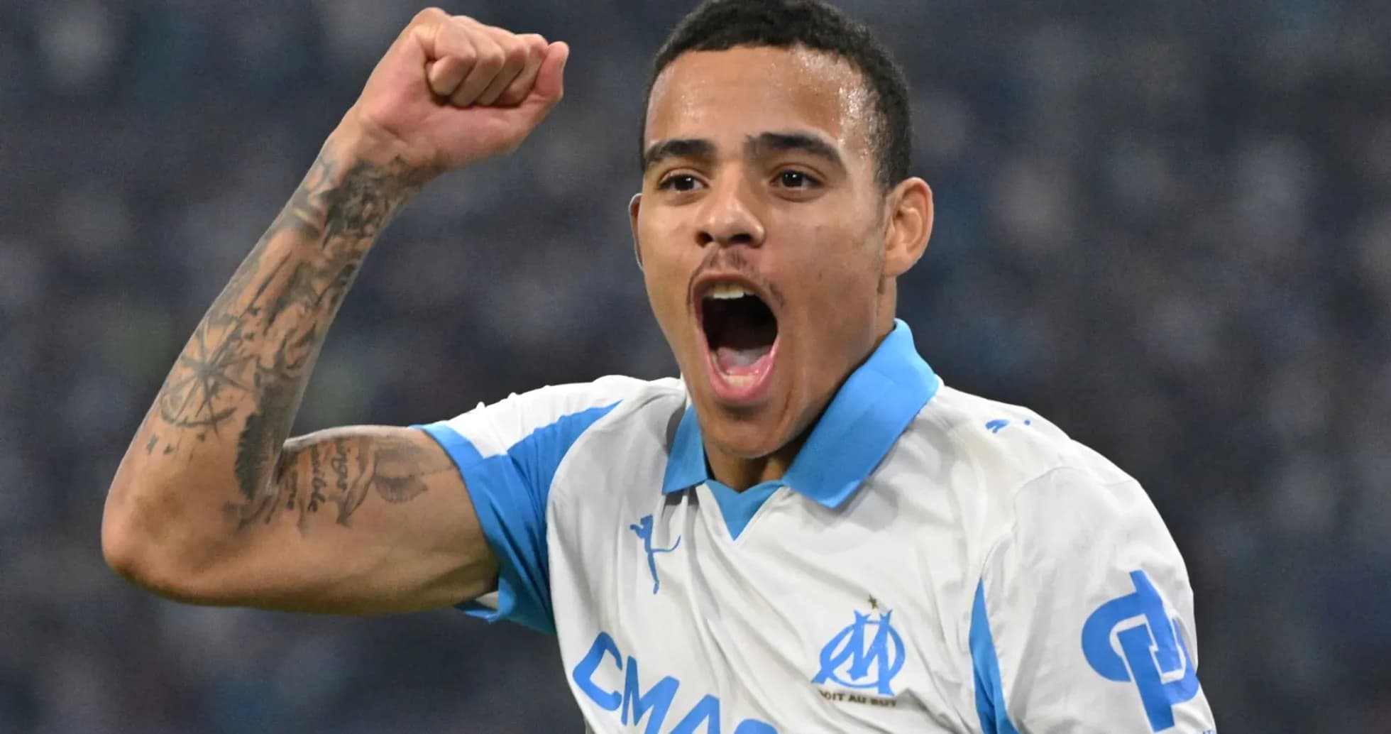 Jugador del Marseille celebrando un gol con entusiasmo