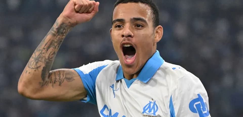 Jugador del Marseille celebrando un gol con entusiasmo