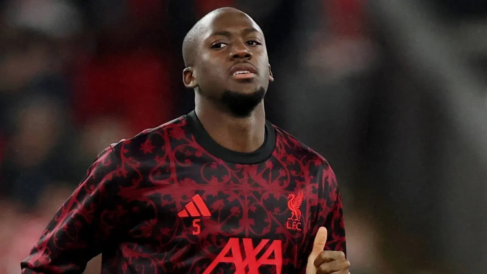 Jugador de Liverpool con camiseta de entrenamiento