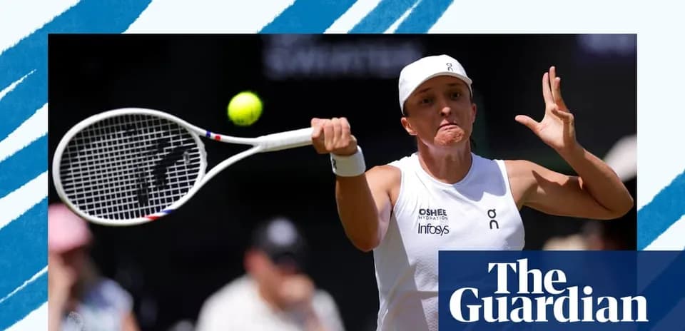 Jugadora de tenis golpeando la pelota en el aire