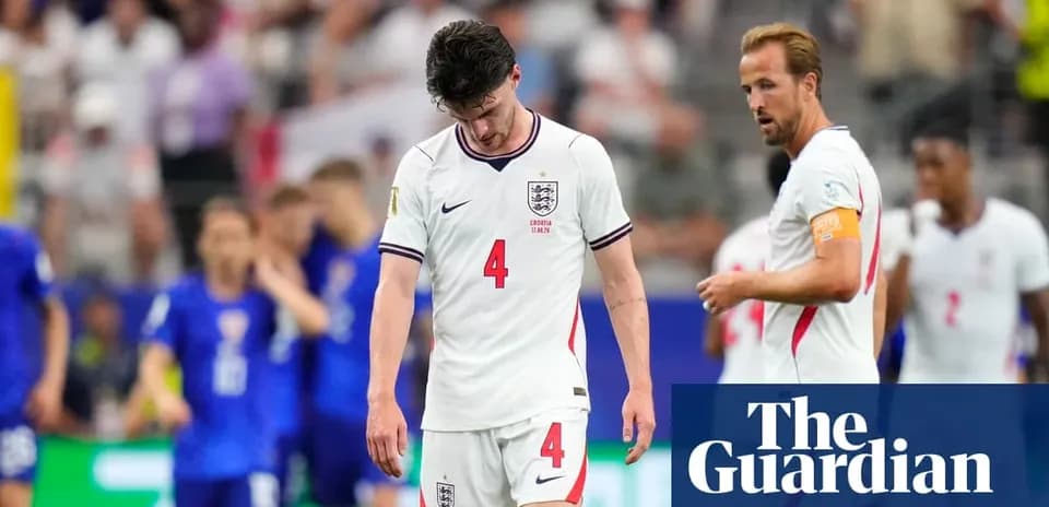 Jugadores de Inglaterra caminando tras la derrota