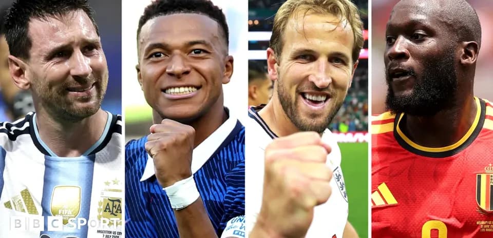 Cuatro futbolistas sonriendo y levantando el puño