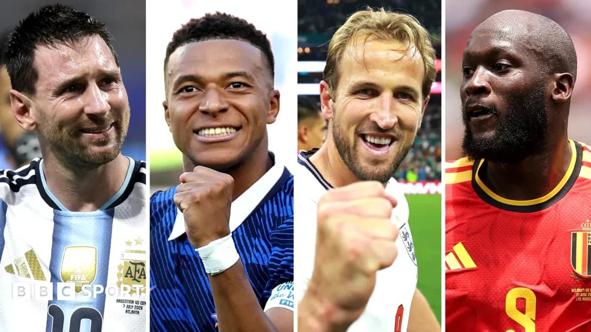 Cuatro futbolistas sonriendo y levantando el puño